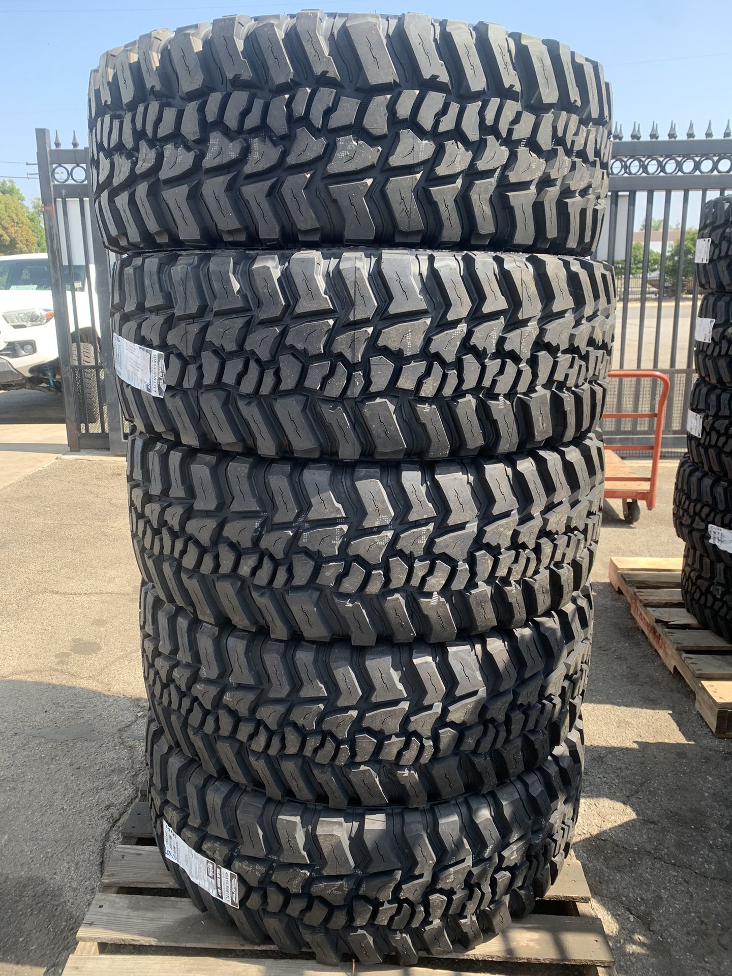Mickey Thompson Baja Boss MT 40-13.50-17 (5 New)