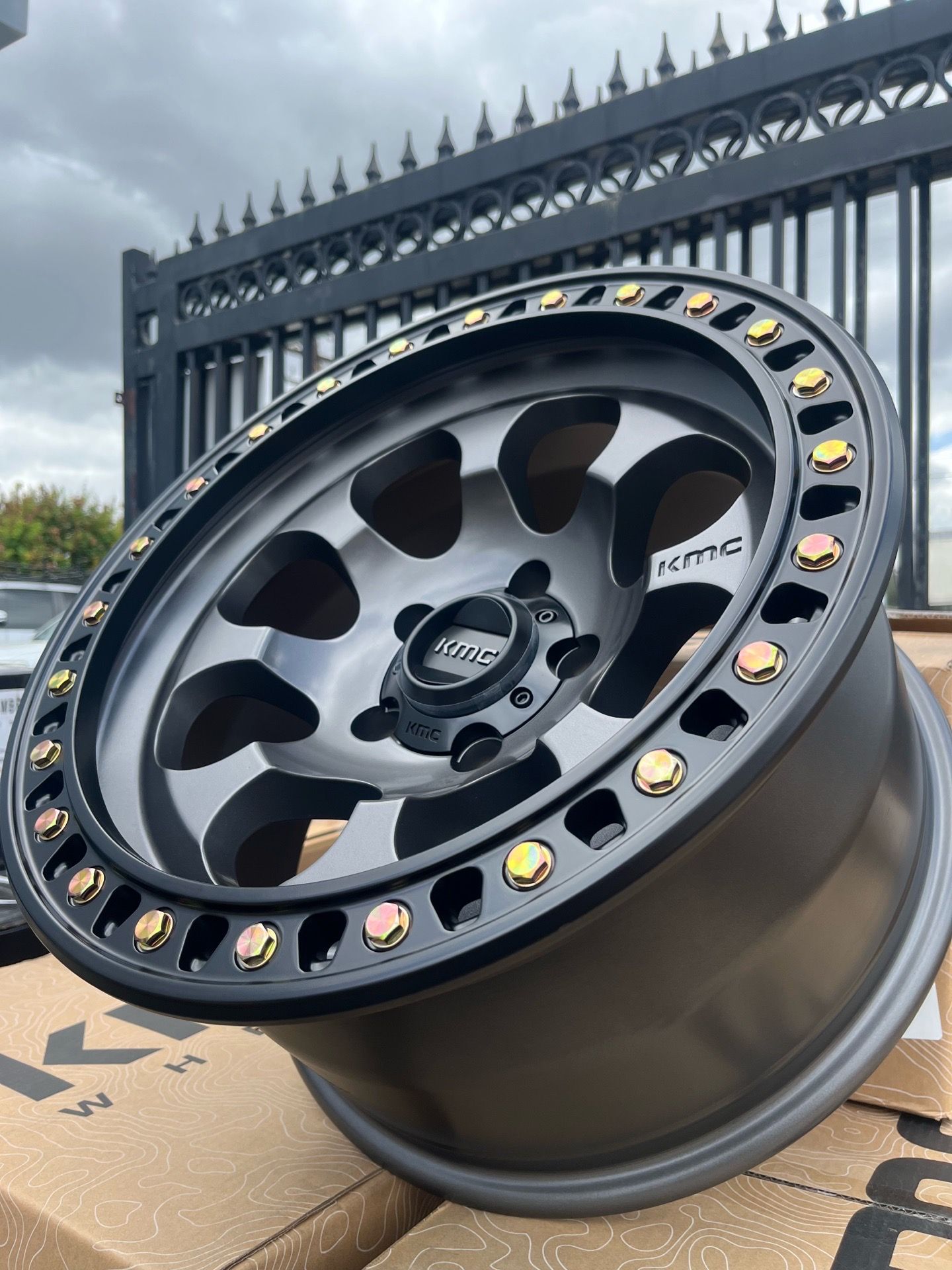 KMC KM550 Riot SBL Wheels 17x9 Anthracite/Black Lip – Set of 5